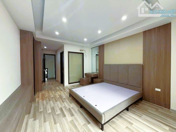 9.9 TỶ-34M2-6 TẦNG THANG MÁY-NGÕ THOÁNG-GẦN PHỐ-TRẦN KHÁT CHÂN-LÒ ĐÚC