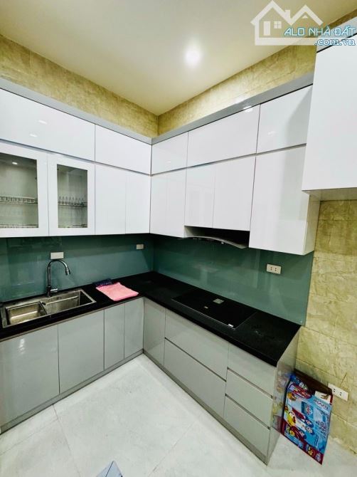 BÁN NHÀ - ĐÊ LA THÀNH - BA ĐÌNH - 36 M - 4.5 TẦNG - MẶT TIỀN 4.3 M - 10.6 TỶ - NGÕ THÔNG