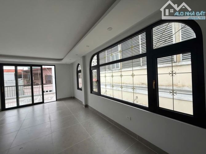 Bán nhà lô góc ngã tư Văn Cao - Đội Cấn, Hơn 33 tỷ, DT 80m, ô tô tránh, 2 thoáng