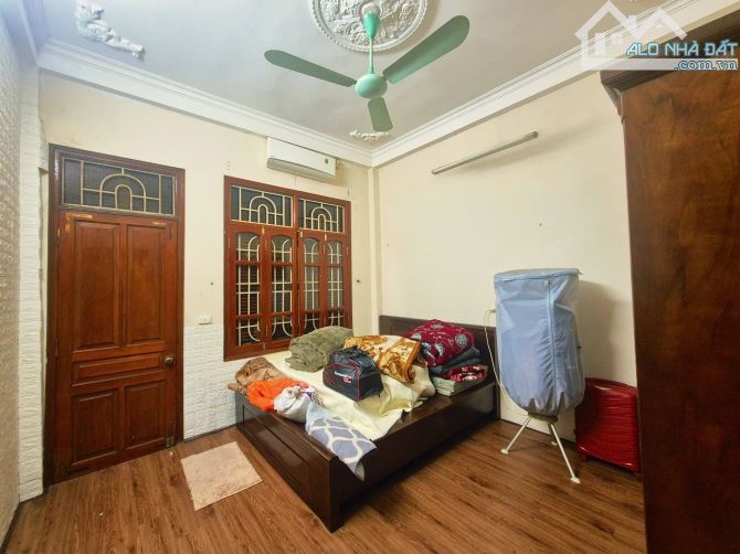 Cần bán gấp nhà phân lô Hoàng Cầu, 62mx4t, MT4M, ngõ thông, cách 20m ra ô tô, chỉ 19x tỷ