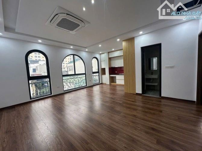 Bán tòa nhà đa năng phố Hoàng Đạo Thành 63m2 7 tầng vỉa hè ô tô Kinh Doanh