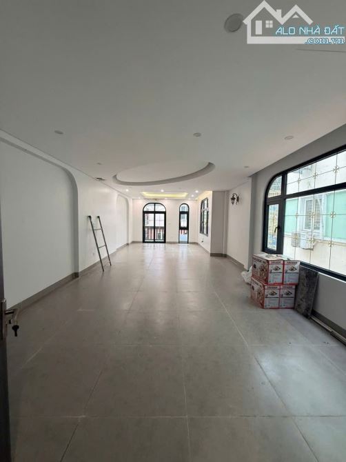 Bán nhà lô góc ngã tư Văn Cao - Đội Cấn, Hơn 33 tỷ, DT 80m, ô tô tránh, 2 thoáng