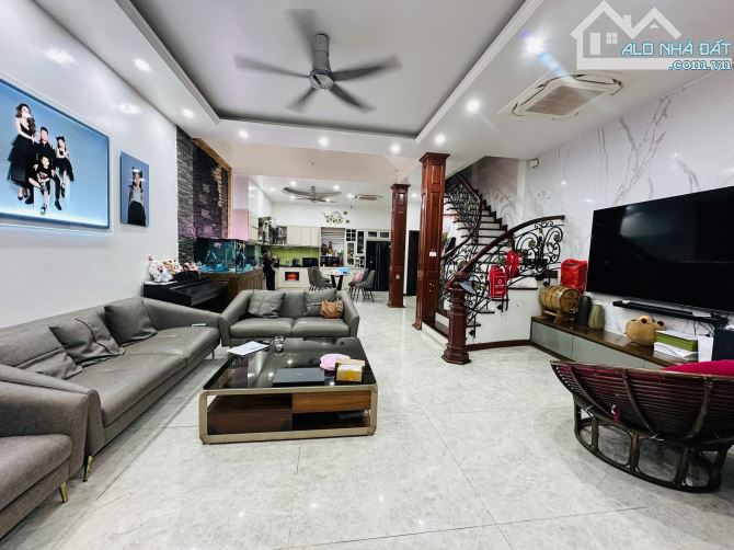 Bán nhà mặt phố Huỳnh Thúc Kháng kéo dài 85m2, sát phố Chùa Láng, Giá 72 tỷ. Đẹp tuyệt đối