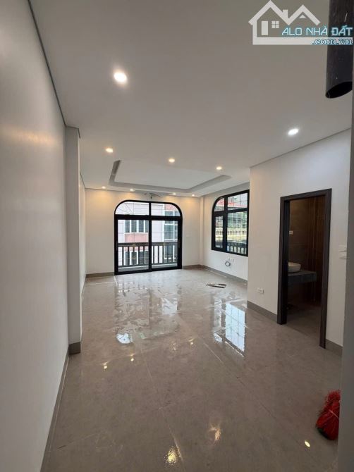 Bán nhà lô góc ngã tư Văn Cao - Đội Cấn, Hơn 33 tỷ, DT 80m, ô tô tránh, 2 thoáng