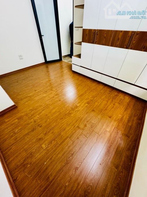 BÁN NHÀ - ĐÊ LA THÀNH - BA ĐÌNH - 36 M - 4.5 TẦNG - MẶT TIỀN 4.3 M - 10.6 TỶ - NGÕ THÔNG