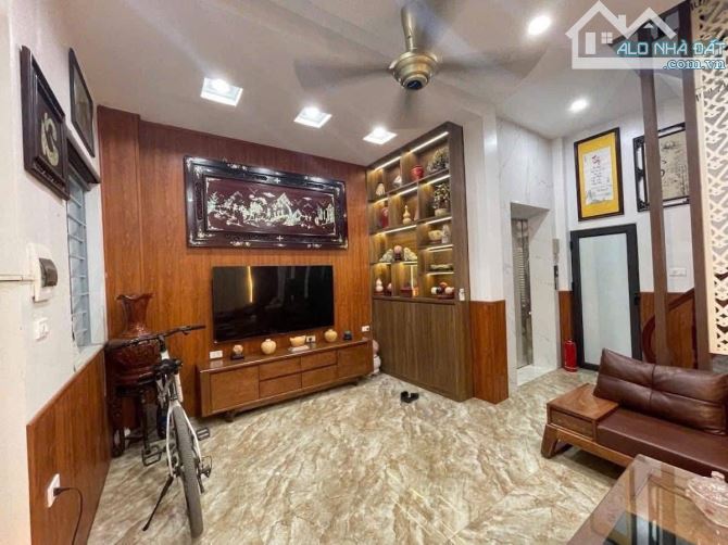 Hoàng Đạo Thành Thanh Xuân Diện tích 32/35T2m2, 6Tầng, Mặt tiền 5.2 m, giá 12,5 tỷ