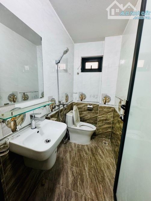 BÁN NHÀ - ĐÊ LA THÀNH - BA ĐÌNH - 36 M - 4.5 TẦNG - MẶT TIỀN 4.3 M - 10.6 TỶ - NGÕ THÔNG