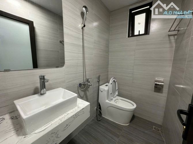 Bán Toà CHDV ngõ 279 Đội cấn, Hơn 30 Tỷ, Lô góc DT 105m, 8 tầng, 24 căn hộ, 2 tỷ/ năm