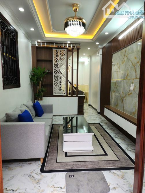 Cần bán gấp nhà phố Nam Dư, dân xây chắc chắn, mặt ngõ, lô góc, ngõ thông các ngả, ở thích