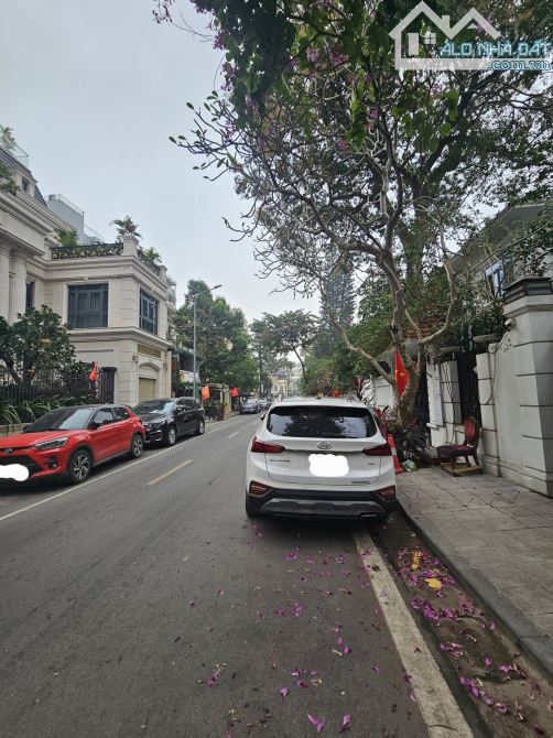 Bán biệt thự Pháp cổ phố Nguyễn Gia Thiều Hoàn Kiếm 255m² gần Hồ Gươm VIP giá 250 TỶ