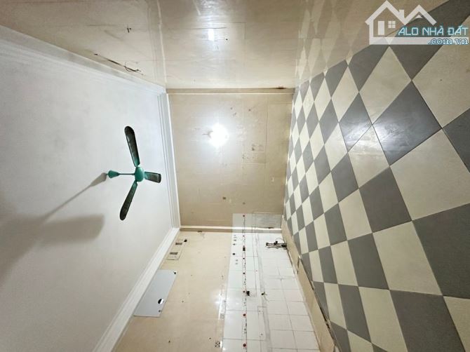 BÁN NHÀ LẠC LONG QUÂN CÂU GIẤY DT 50 M 16TỶ VỊ TRÍ OTO TRÁNH TRƯỚC NHÀ KINH DOANH ĐỈNH