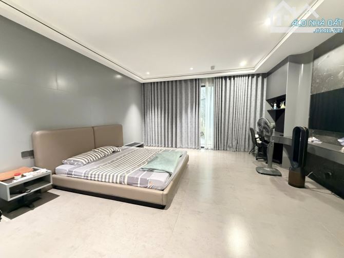 Bán nhà Siêu sang Nguyễn Công Hoan 98m 5 Tầng thang máy MT5.5m Gara ô tô gần phố