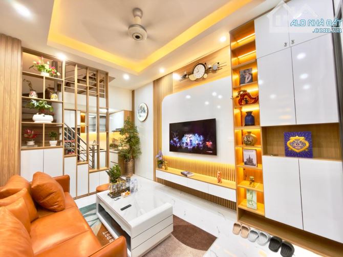 Bán nhà phố Giáp Bát, 30m2, 5 tầng, nhà mới đẹp, cách MP 5m, giá 7,5 tỷ