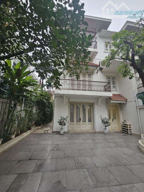 Bán biệt thự Pháp cổ phố Nguyễn Gia Thiều Hoàn Kiếm 255m² gần Hồ Gươm VIP giá 250 TỶ