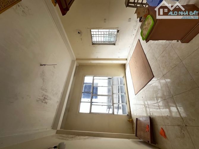 BÁN NHÀ LẠC LONG QUÂN CÂU GIẤY DT 50 M 16TỶ VỊ TRÍ OTO TRÁNH TRƯỚC NHÀ KINH DOANH ĐỈNH