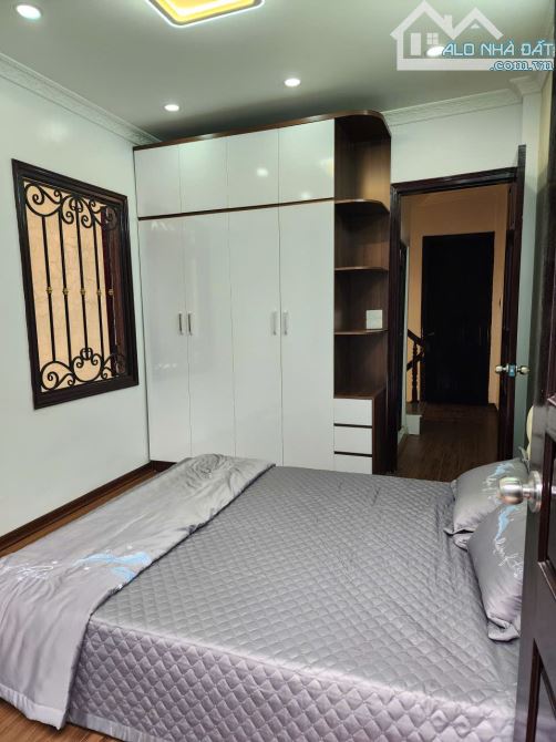 Cần bán gấp nhà phố Nam Dư, dân xây chắc chắn, mặt ngõ, lô góc, ngõ thông các ngả, ở thích