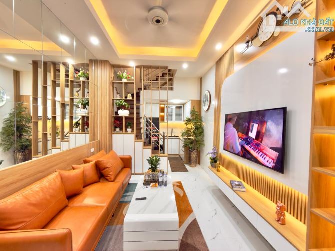 Bán nhà phố Giáp Bát, 30m2, 5 tầng, nhà mới đẹp, cách MP 5m, giá 7,5 tỷ