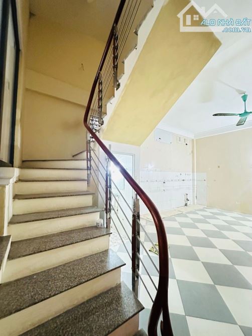 BÁN NHÀ LẠC LONG QUÂN CÂU GIẤY DT 50 M 16TỶ VỊ TRÍ OTO TRÁNH TRƯỚC NHÀ KINH DOANH ĐỈNH