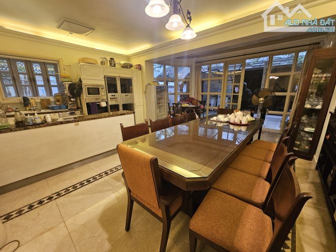 Bán biệt thự Pháp cổ phố Nguyễn Gia Thiều Hoàn Kiếm 255m² gần Hồ Gươm VIP giá 250 TỶ