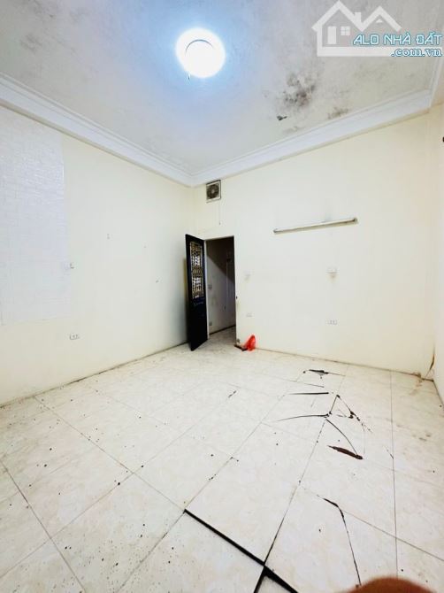 BÁN NHÀ LẠC LONG QUÂN CÂU GIẤY DT 50 M 16TỶ VỊ TRÍ OTO TRÁNH TRƯỚC NHÀ KINH DOANH ĐỈNH