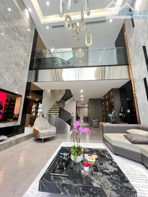 Bán nhà phố Nguyễn Chí Thanh, 100m2, 6 tầng, thang máy, MT 5,5m, ngõ ô tô, giá 35 tỷ