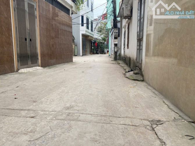 Bán nhà riêng Phố Đê La Thành, 31m2, 4 tầng, lô góc, gần phố, 6,6 tỷ