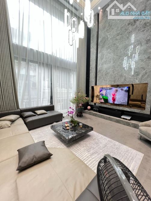 Bán nhà phố Nguyễn Chí Thanh, 100m2, 6 tầng, thang máy, MT 5,5m, ngõ ô tô, giá 35 tỷ