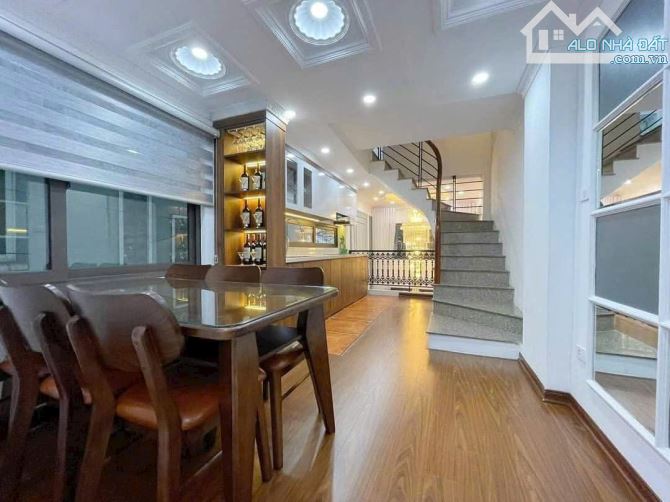 Nhà đẹp full nội thất ngõ 213 Giáp Nhất, ngõ thông lô góc, 38m2 sử dụng 45m2. Giá 11.3 tỷ