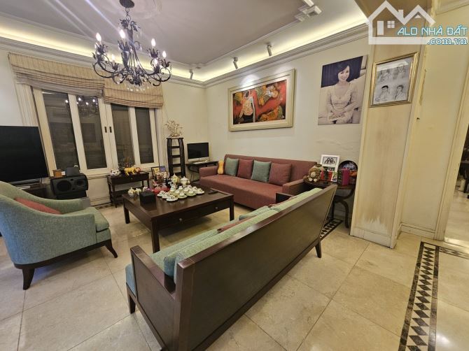 Bán biệt thự Pháp cổ phố Nguyễn Gia Thiều Hoàn Kiếm 255m² gần Hồ Gươm VIP giá 250 TỶ