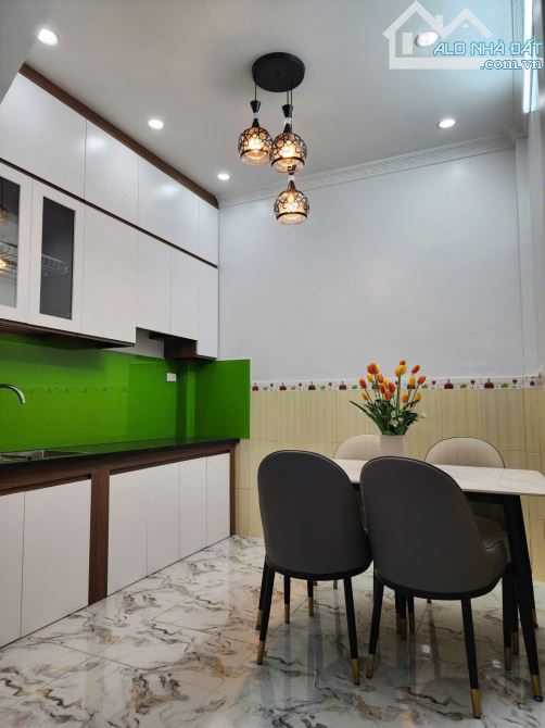 Cần bán gấp nhà phố Nam Dư, dân xây chắc chắn, mặt ngõ, lô góc, ngõ thông các ngả, ở thích