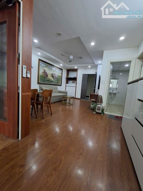 Chính chủ cần bán căn hộ KĐT Nam Trung Yên: DT 81,2m2, 2N, 2VS, full đồ, giá 6.5 tỷ có bớt