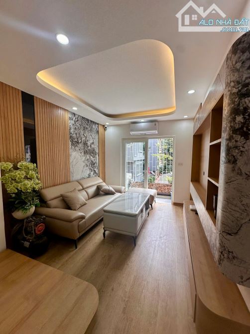 BÁN CĂN HỘ TẬP THỂ NGUYỄN CHÍ THANH, TẦNG 3, DT 90M, 3PN,2WC, CAO CẤP 5 SAO. GIÁ 6.x Tỷ