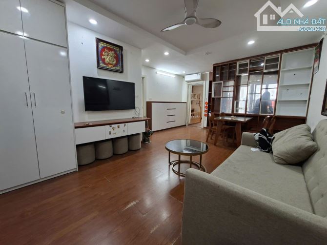 Chính chủ cần bán căn hộ KĐT Nam Trung Yên: DT 81,2m2, 2N, 2VS, full đồ, giá 6.5 tỷ có bớt