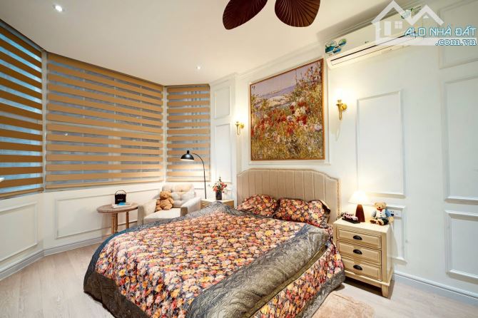 Bán gấp nhà phố Kim Mã . Ô tô đỗ cửa . Full nội thất .48M . Giá 17,6 tỷ