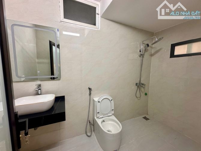 BÁN CĂN HỘ TẬP THỂ NGUYỄN CHÍ THANH, TẦNG 3, DT 90M, 3PN,2WC, CAO CẤP 5 SAO. GIÁ 6.x Tỷ