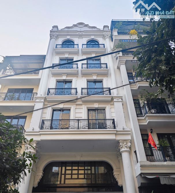 Tòa CHDV mặt đường lớn kinh doanh sầm uất, 3 xe tải tránh, vỉa hè, dòng tiền 1.5 tỷ/năm