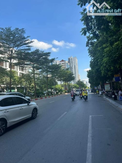 Bán nhà mặt phố Hào Nam, DT 100m2 x 4 tầng, mặt tiền 9m, lô góc , giá 65 tỷ.