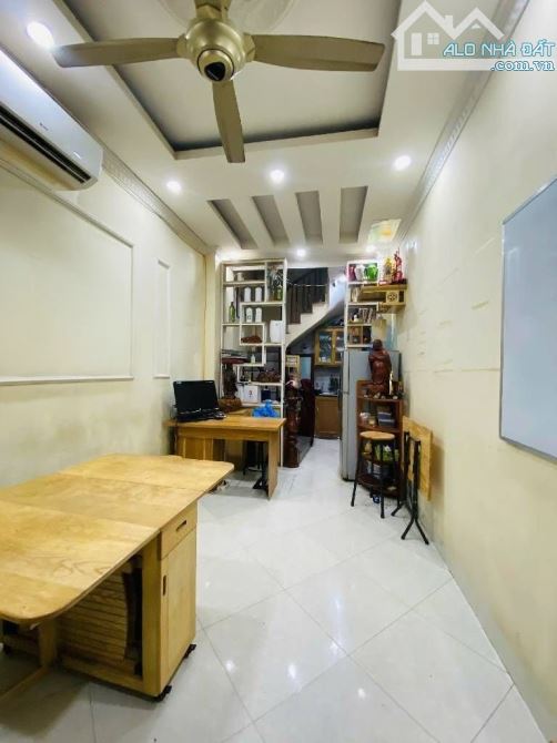 Bán nhà TT Tầng 3 Trần Quốc Hoàn 65m2 nhà đẹp gần phố thoáng khu dân trí cao 4.7 tỷ