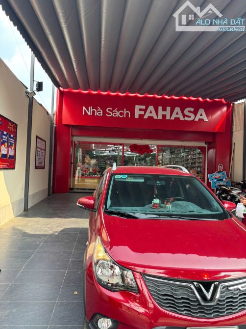Bán Nhà Mặt Tiền Kinh Doanh Nguyễn Thị Sóc. 429m2. Ngang 10m. Đang Cho Hiệu Sách Thuê