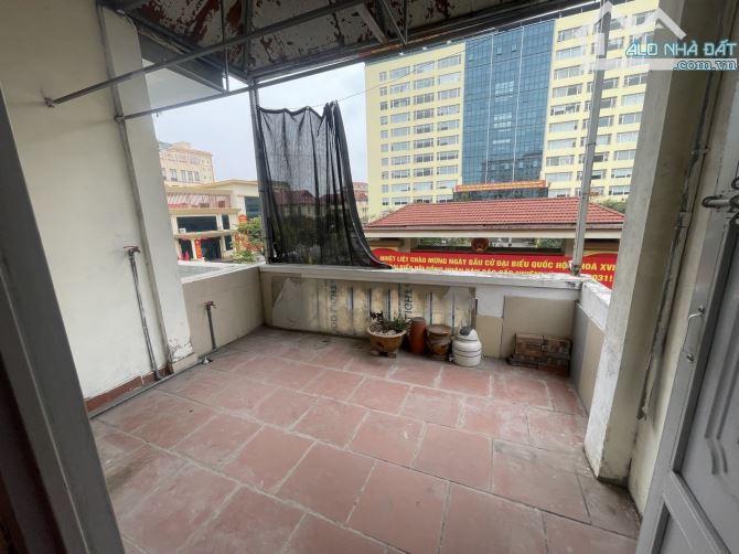 Bán Nhà Mặt Phố Hoàng Sâm 40M-3 tầng cũ-kinh doanh -oto tránh vỉa hè-văn phòng