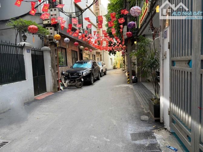 BÁN NHÀ CẦU GIẤY 104m2 SỔ. GARA 2 Ô TÔ - GARA Ô TÔ - 2 Ô TÔ TRÁNH TRƯỚC ĐỖ TRƯỚC NHÀ