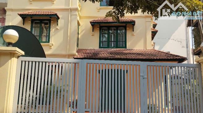 Bán biệt Thự phố Quảng Khánh 106m2 4 tầng MT 6.5m Ô TÔ, Vài Bước Ngắm Hồ Tây