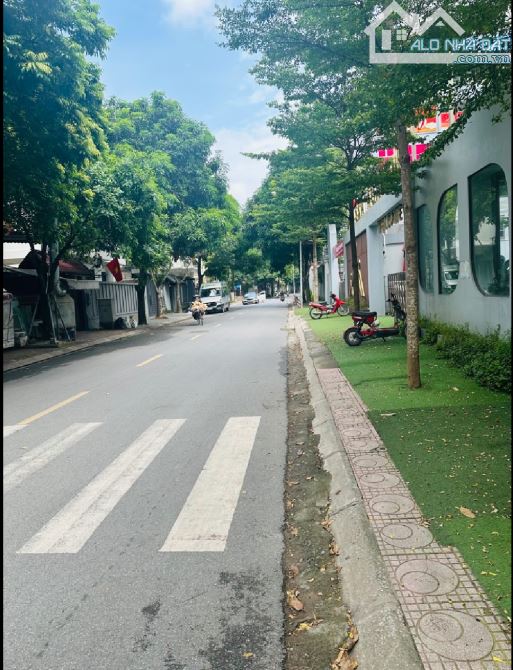 Toà văn phòng 1 hầm 6 nổi lô góc 2 mặt thoáng THỌ THÁP -CẦU GIẤY 210m2.