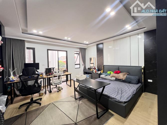 KHÓ TÌM CĂN THỨ 2: NHÀ HOÀNG CẦU 6 TẦNG - THANG MÁY - 2 MẶT THOÁNG - GIÁ 13.2 TỶ