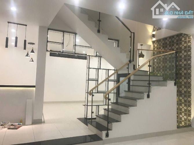 BÁN NHÀ TT ĐỐNG ĐA DT 63 M NGÕ OTO TRÁNH KINH DOANH VỊ TRÍ SÁT MẶT PHỐ KHU QUAN CHỨC