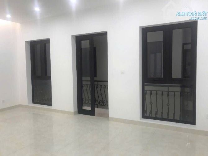 BÁN NHÀ TT ĐỐNG ĐA DT 63 M NGÕ OTO TRÁNH KINH DOANH VỊ TRÍ SÁT MẶT PHỐ KHU QUAN CHỨC