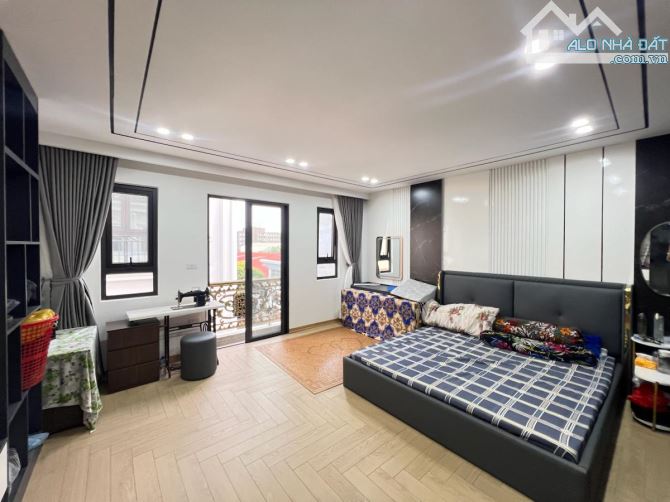 KHÓ TÌM CĂN THỨ 2: NHÀ HOÀNG CẦU 6 TẦNG - THANG MÁY - 2 MẶT THOÁNG - GIÁ 13.2 TỶ