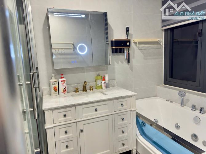 Bán nhà mặt Hồ Tây 6 tầng thang máy 25 tỷ