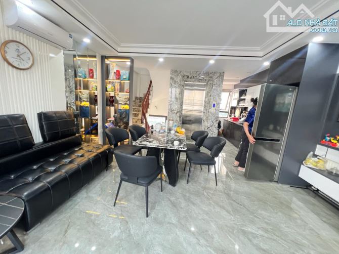 KHÓ TÌM CĂN THỨ 2: NHÀ HOÀNG CẦU 6 TẦNG - THANG MÁY - 2 MẶT THOÁNG - GIÁ 13.2 TỶ