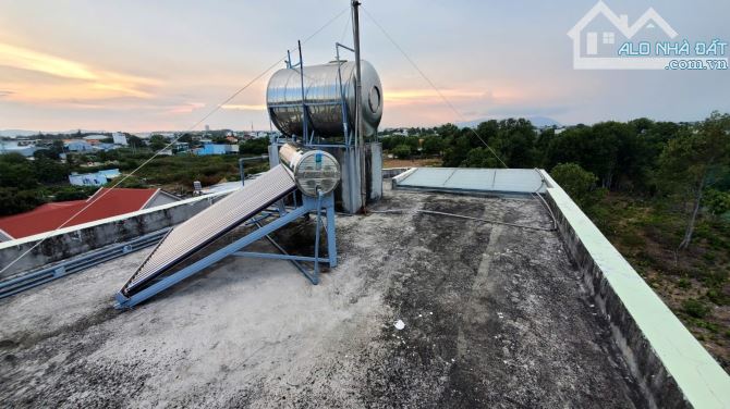 Bán nhà nghỉ 8 phòng trung tâm Long Hải 2 mặt tiền xe hơi giá 4,6 tỷ - 6